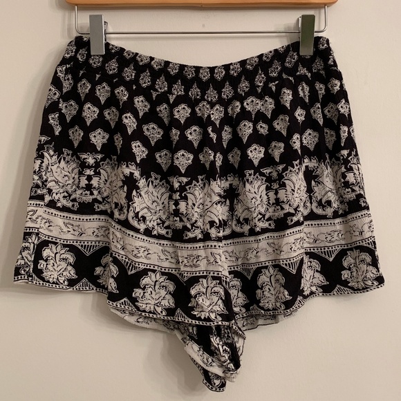 Angie | Patterned Shorts - Picture 1 of 3